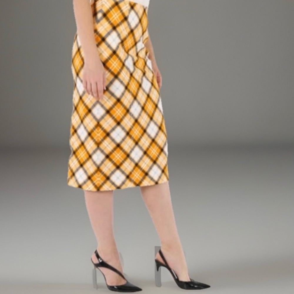BURBERRY  
Check Print/Stretch Pencil Skirt
Women’s size 6
